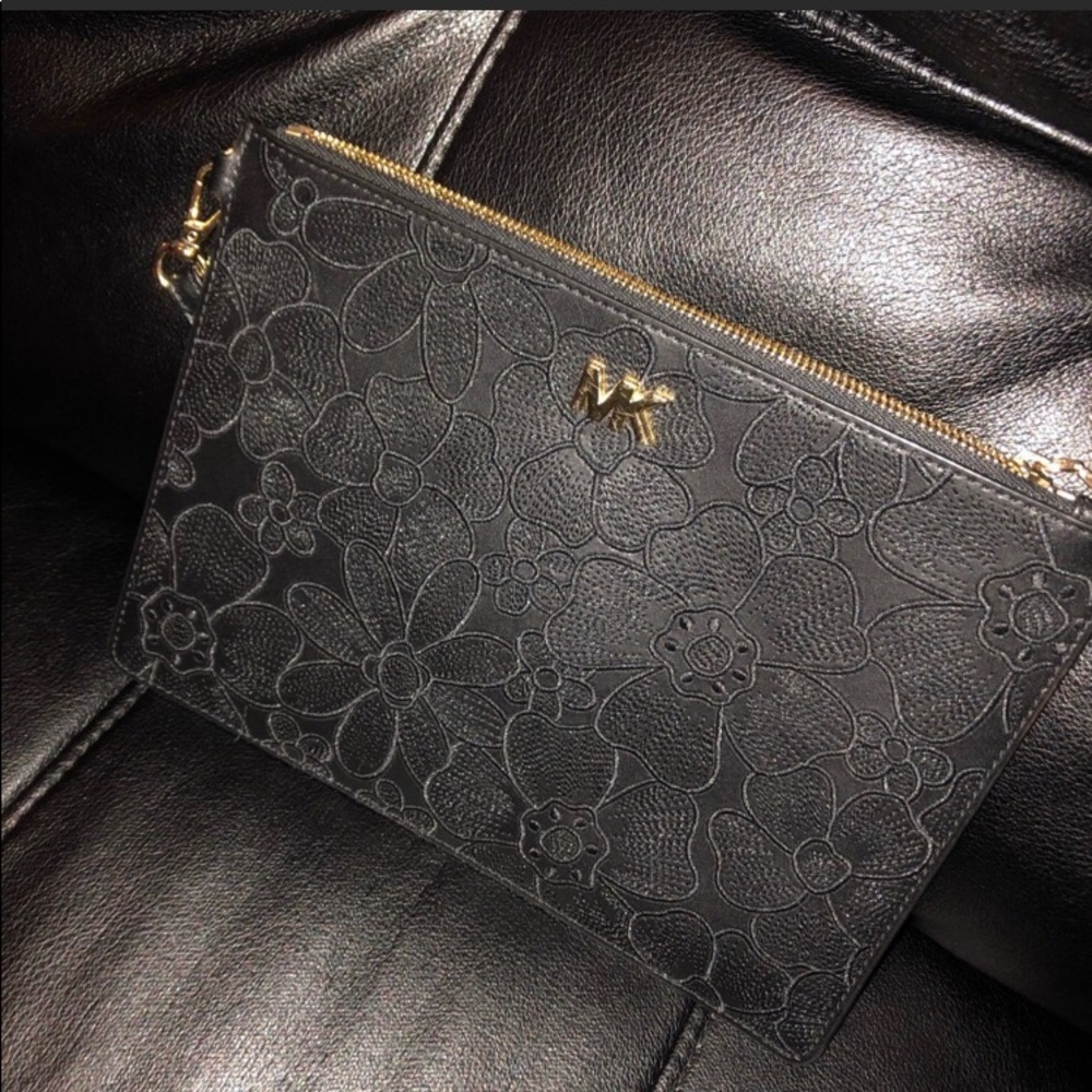 โ
โ
BEAUTIFUL MICHAEL KORS CLUTCH๐๐ - Picture 3 of 4